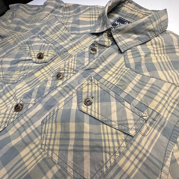 North face. Men’s short sleeve button front shirt. Medium - Picture 7 of 8